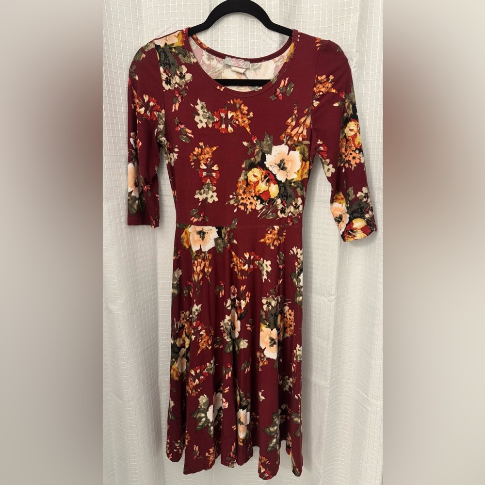 Chic Floral Midi Dress in Burgundy